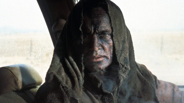 Jesse Hooker conduisant une voiture dans Near Dark (1987)