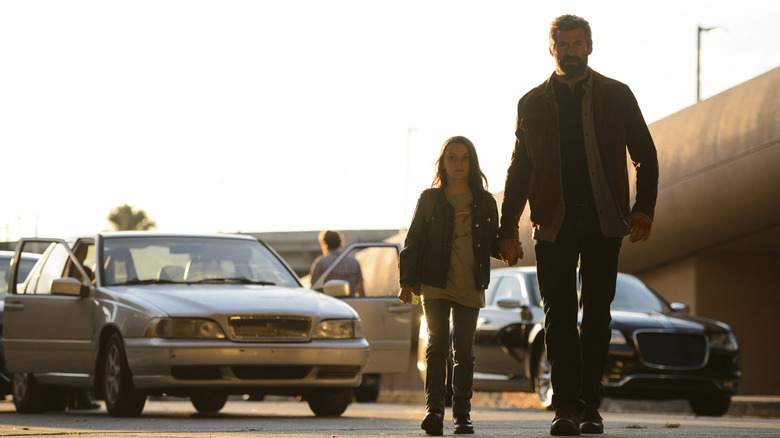 Logan et Laura marchant main dans la main dans Logan (2017)