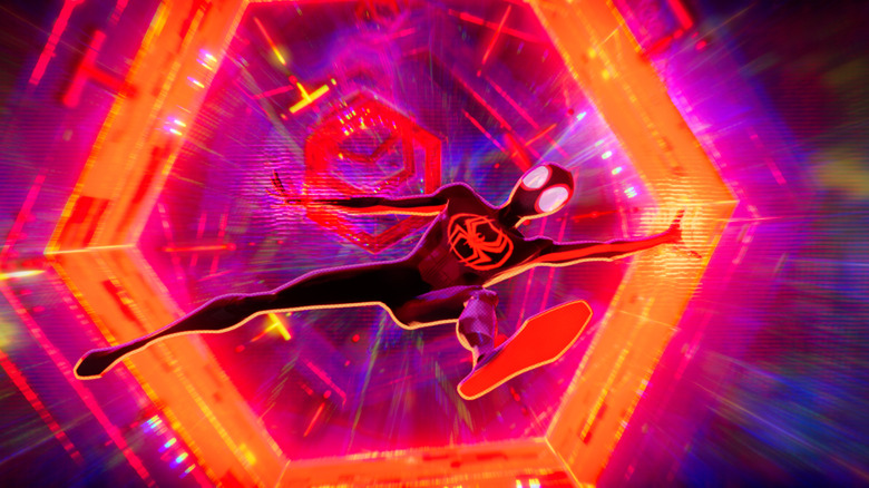 Miles Morales dégringolant à travers les dimensions dans Spider-Man : Across the Spider-Verse (2023)