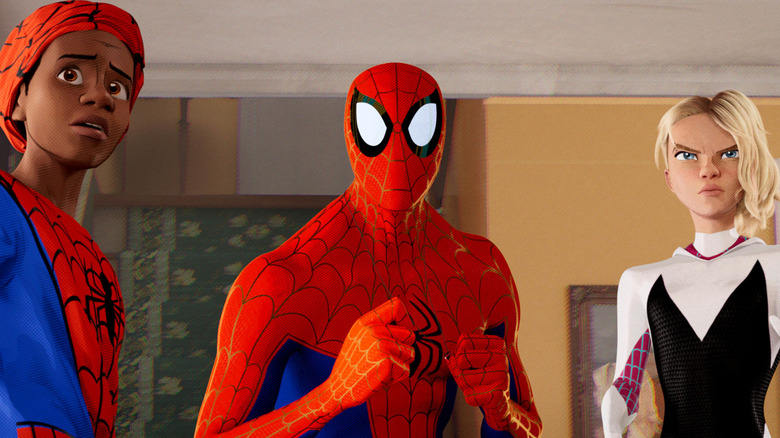 Miles Morales, Peter Parker et Gwen Stacy lisant pour se battre dans Spider-Man : Into the Spider-Verse (2018)