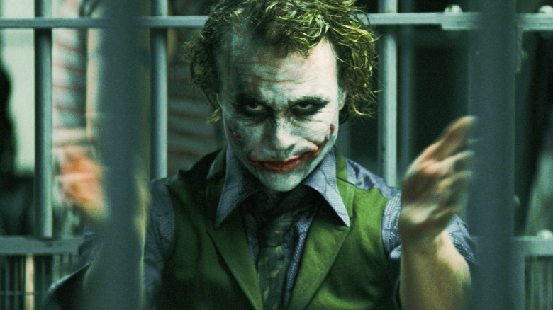 Le Joker applaudissant dans sa cellule de prison dans The Dark Knight (2008)