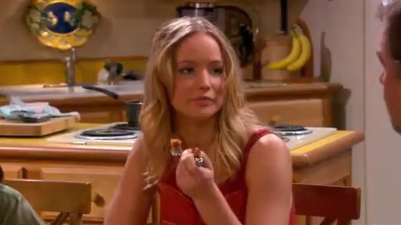 Lauren Pearson dans The Bill Engvall Show tenant une fourchette à mi-chemin de sa bouche
