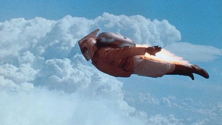 Le Rocketeer volant à travers les nuages ​​dans The Rocketeer (1991)