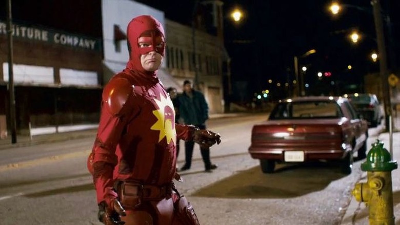 Le Crimson Bolt posant dans une rue la nuit dans Super (2010)