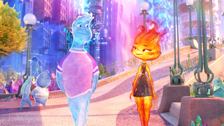 Wade et Ember se promènent dans la ville dans Elemental (2023)