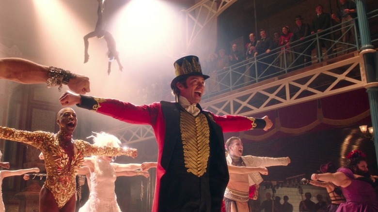PT Barnum se produit devant la foule dans The Greatest Showman (2017)