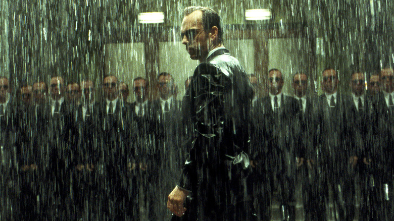 L'agent Smith se tient sous la pluie dans 