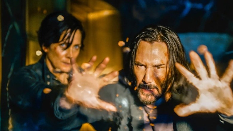 Neo protège Trinity dans « The Matrix Resurrections » (2021)