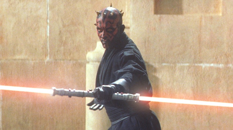 Dark Maul posant avec son sabre laser dans Star Wars : La Menace Fantôme