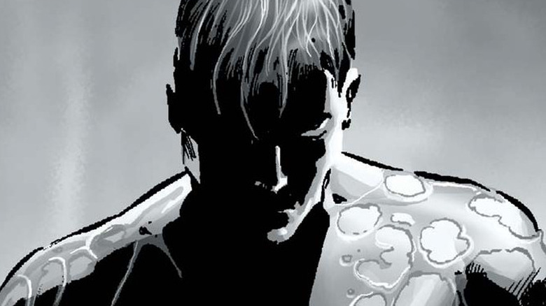 Peter Parker est en noir et blanc et triste en couverture de 