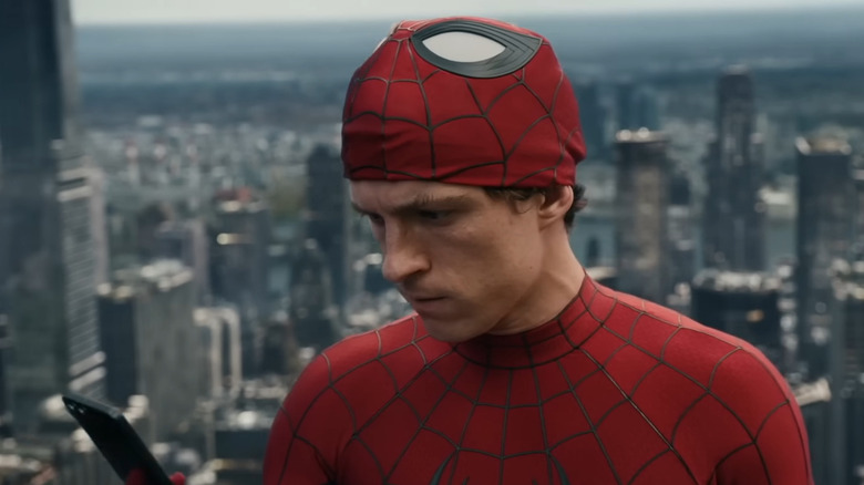Peter Parker regarde son téléphone 
