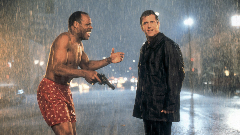 Riggs et Murtaugh se tiennent sous la pluie dans 