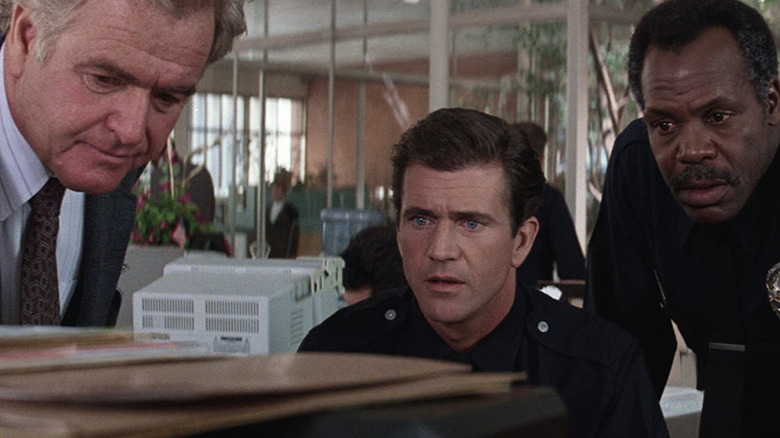 Riggs et Murtaugh regardent un ordinateur dans 