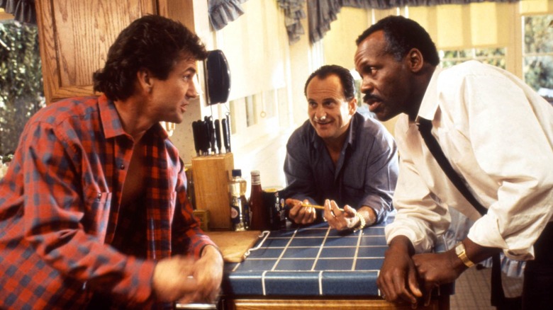 Riggs et Murtaugh parlent à Leo Getz dans 