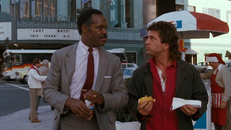 Riggs et Murtaugh mangent des hot-dogs dans 