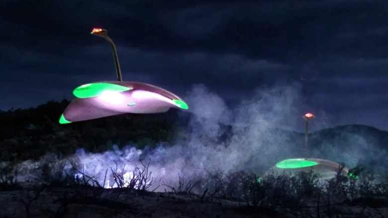 Deux machines de guerre martiennes survolent un champ dans La Guerre des Mondes (1953)