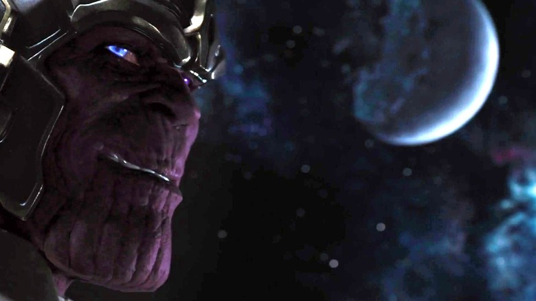 Thanos (Damion Poitier) souriant dans The Avengers