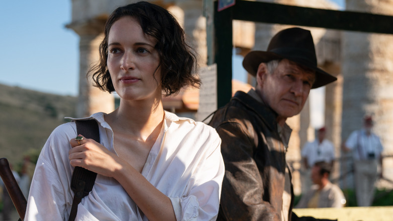 Indiana Jones et Helena regardent