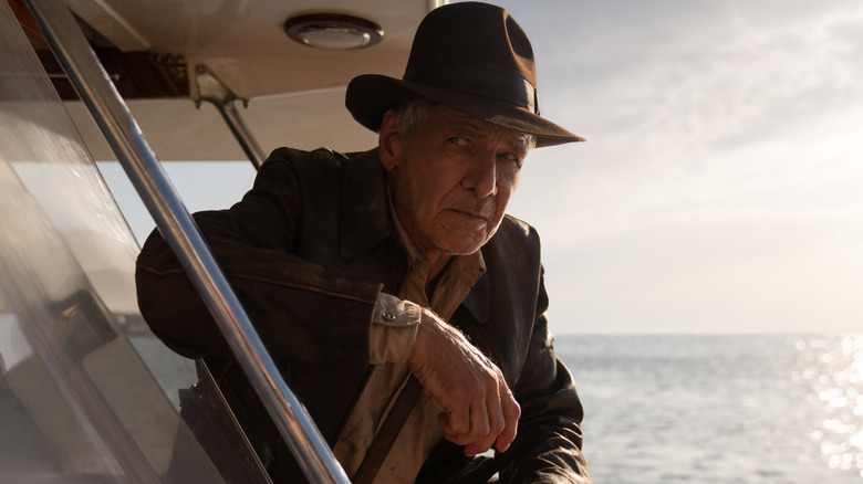 Indiana Jones s'appuyant sur un bateau