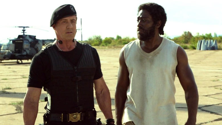 Barney Ross et Doctor Death marchant ensemble dans The Expendables 3