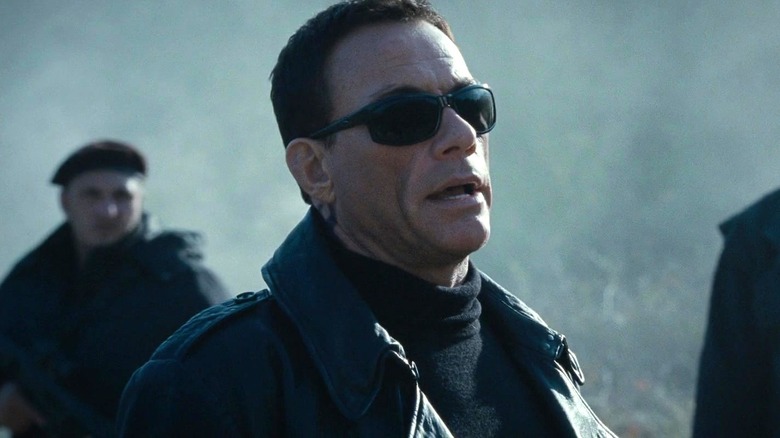 Jean Vilain porte des lunettes de soleil dans The Expendables 2