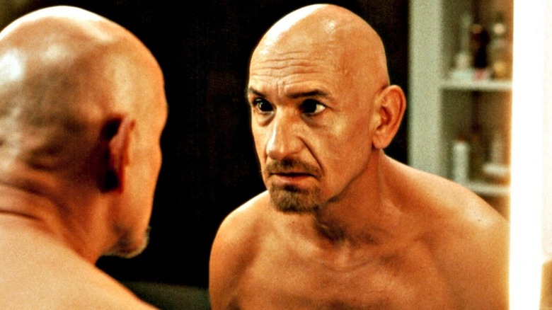 Don Logan se regarde dans le miroir 