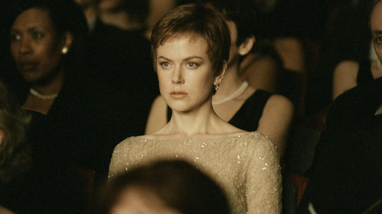 Anna regarde un opéra 