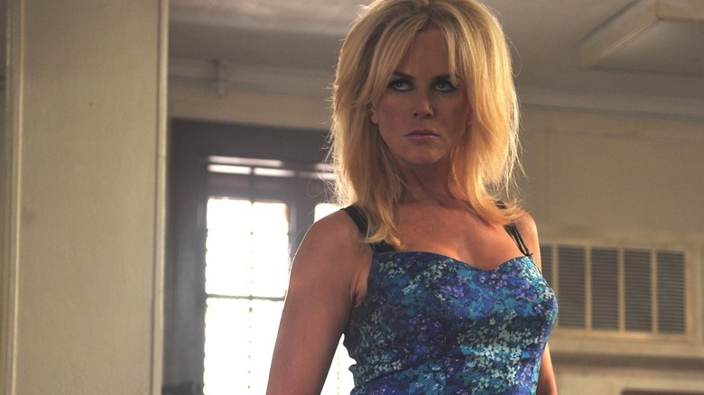 Charlotte Bless porte une robe d'été bleue