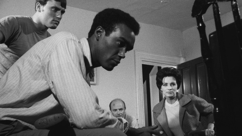 Ben et d'autres personnes dans le salon en train de regarder la télévision