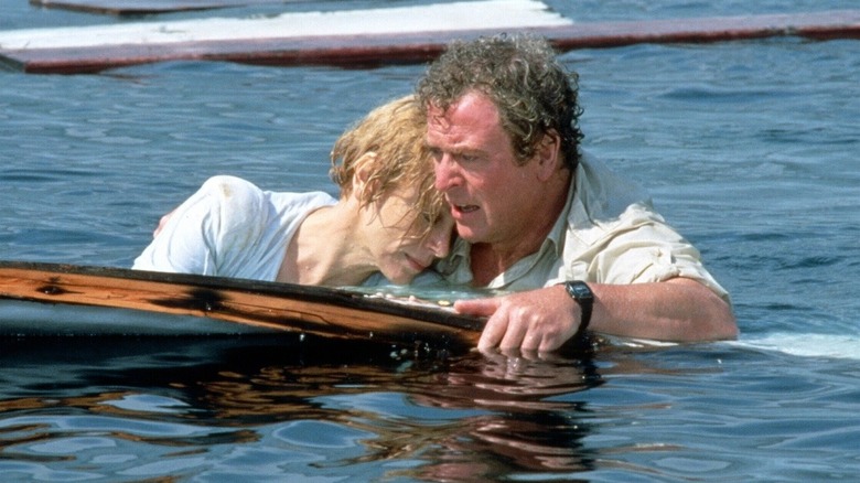 Michael Caine et Lorraine Gary flottant dans l'eau