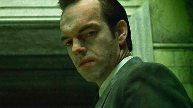 L'agent Smith regarde
