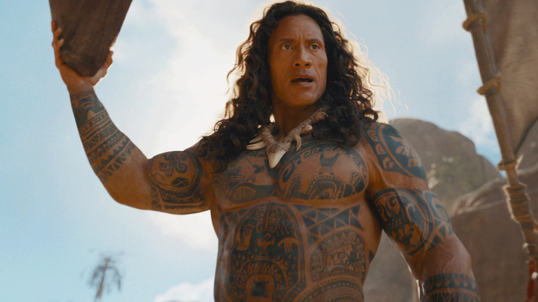 Maui soulevant un bateau et saluant Moana dans Moana (2026)