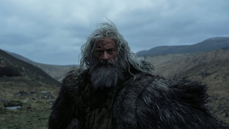 Robin des Bois a l'air bourru contre les collines errantes dans La Mort de Robin des Bois (2026)