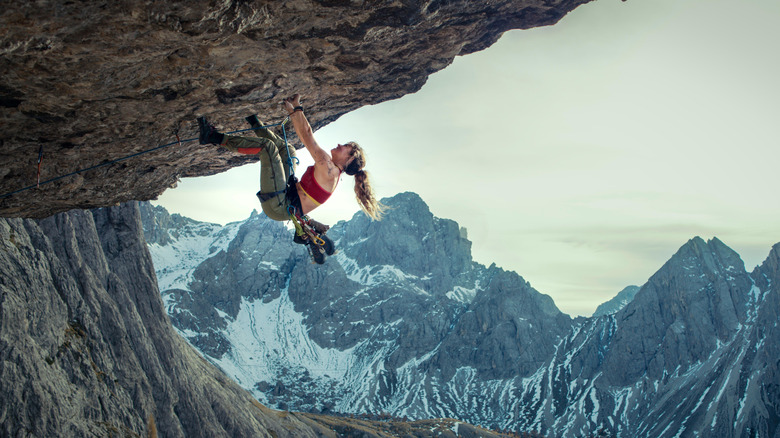 Naomi Cooper escaladant une montagne dans Cliffhanger (2026)