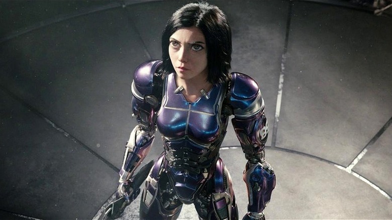 Alita debout dans la zone de combat 