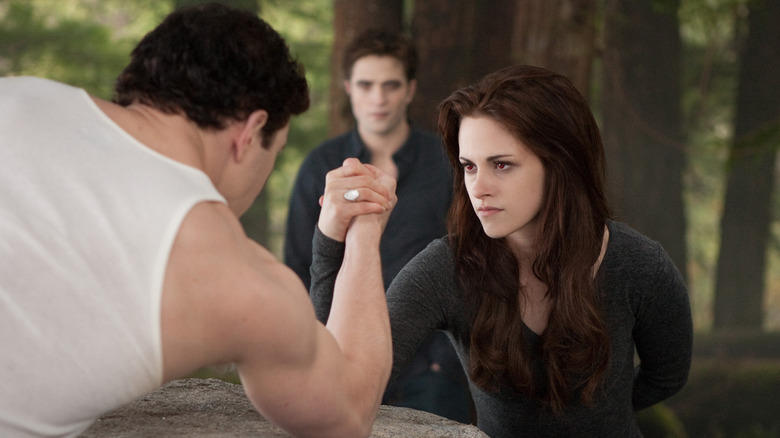 Emmett et Bella se livrent à un bras de fer dans The Twilight Saga : Breaking Dawn – Partie 2