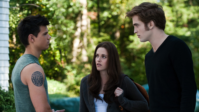 Jacob et Edward se disputent devant Bella dans Eclipse