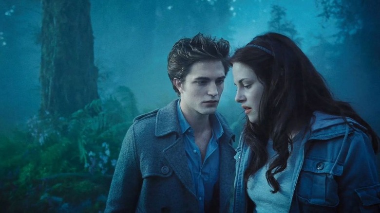Edward et Bella discutent dans les bois dans Twilight