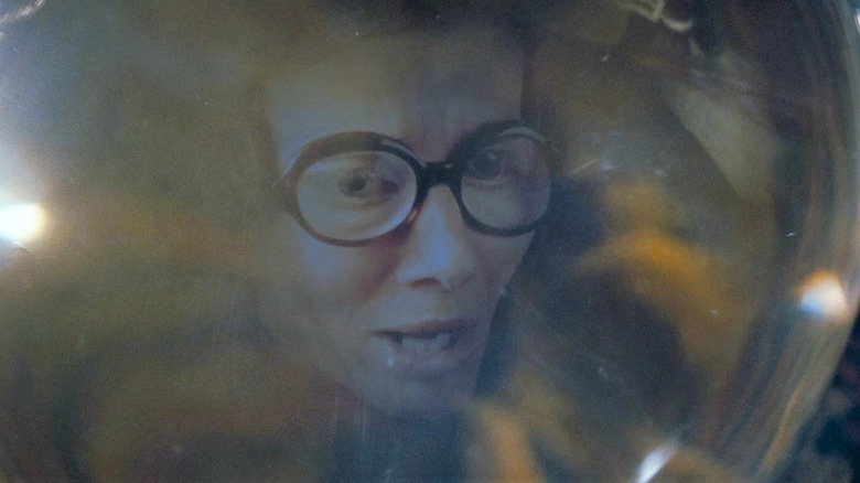 Sybill Trelawney regardant la boule de cristal dans Harry Potter et l'Ordre du Phénix
