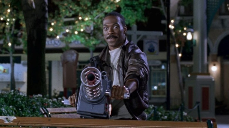 Axel Foley vise l'Annihilator 2000 dans Wonder World dans Beverly Hills Cop III (1994)