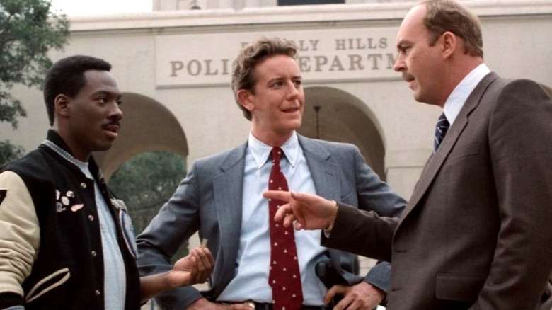 Axel Foley, Billy Rosewood et John Taggart se tiennent devant le service de police de Beverly Hills dans Beverly Hills Cop II (1987)
