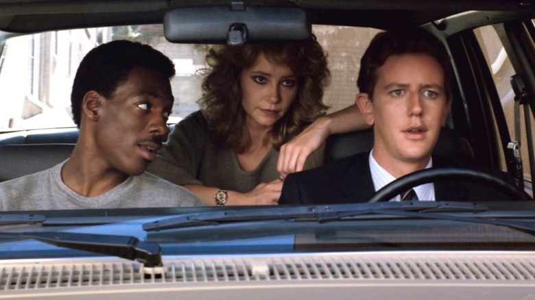 Axel Foley, Jenny Summers et Billy Rosewood sont assis dans une voiture dans Le Flic de Beverly Hills (1984)