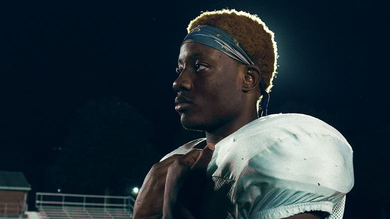 Amaree McKenstry-Hall debout sur un terrain de football la nuit dans Audible (2021)