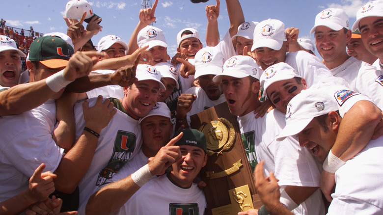 Des joueurs de l'Université de Miami brandissant le trophée du championnat
