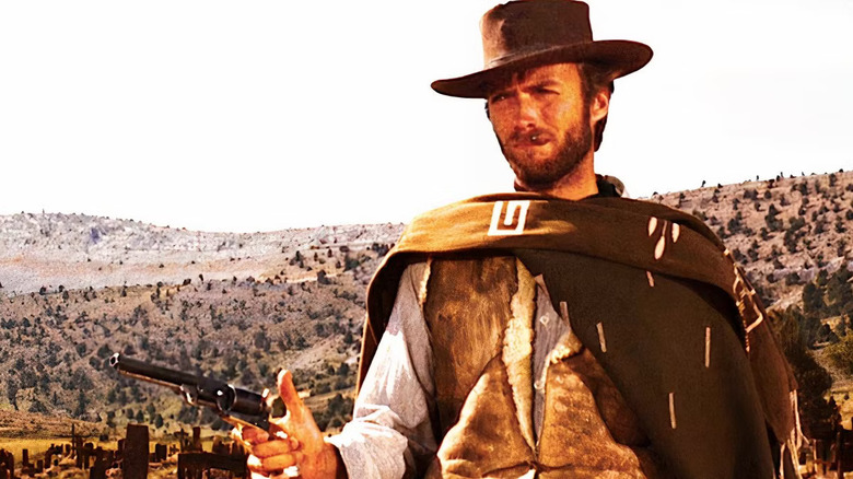 L'Homme sans nom brandit un revolver tout en fumant un cigare. 