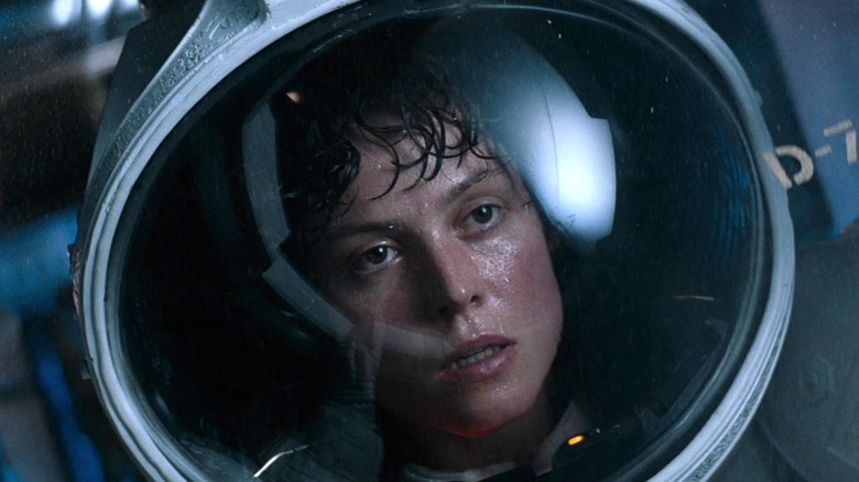 Ellen Ripley porte une combinaison spatiale dans Alien
