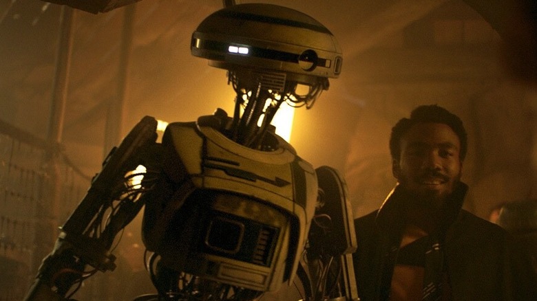 L3-37 debout aux côtés de Lando Calrissian dans Solo : A Star Wars Story (2018)