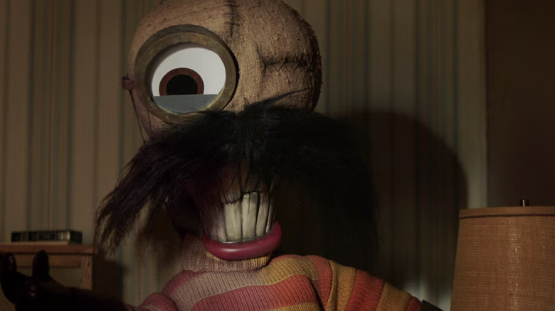 Une marionnette effrayante avec un œil dedans 