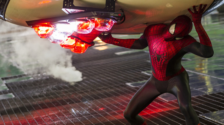 Spider-Man agrippant une voiture de flic dans The Amazing Spider-Man 2 (2014)