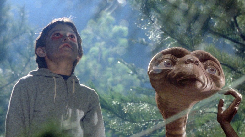 ET et Elliott regardent le ciel la nuit